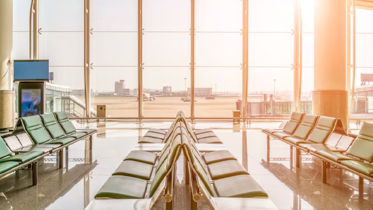 It Costs Zero: Man Helps Confused Elderly Woman at Delhi Airport, Receives Praise Online