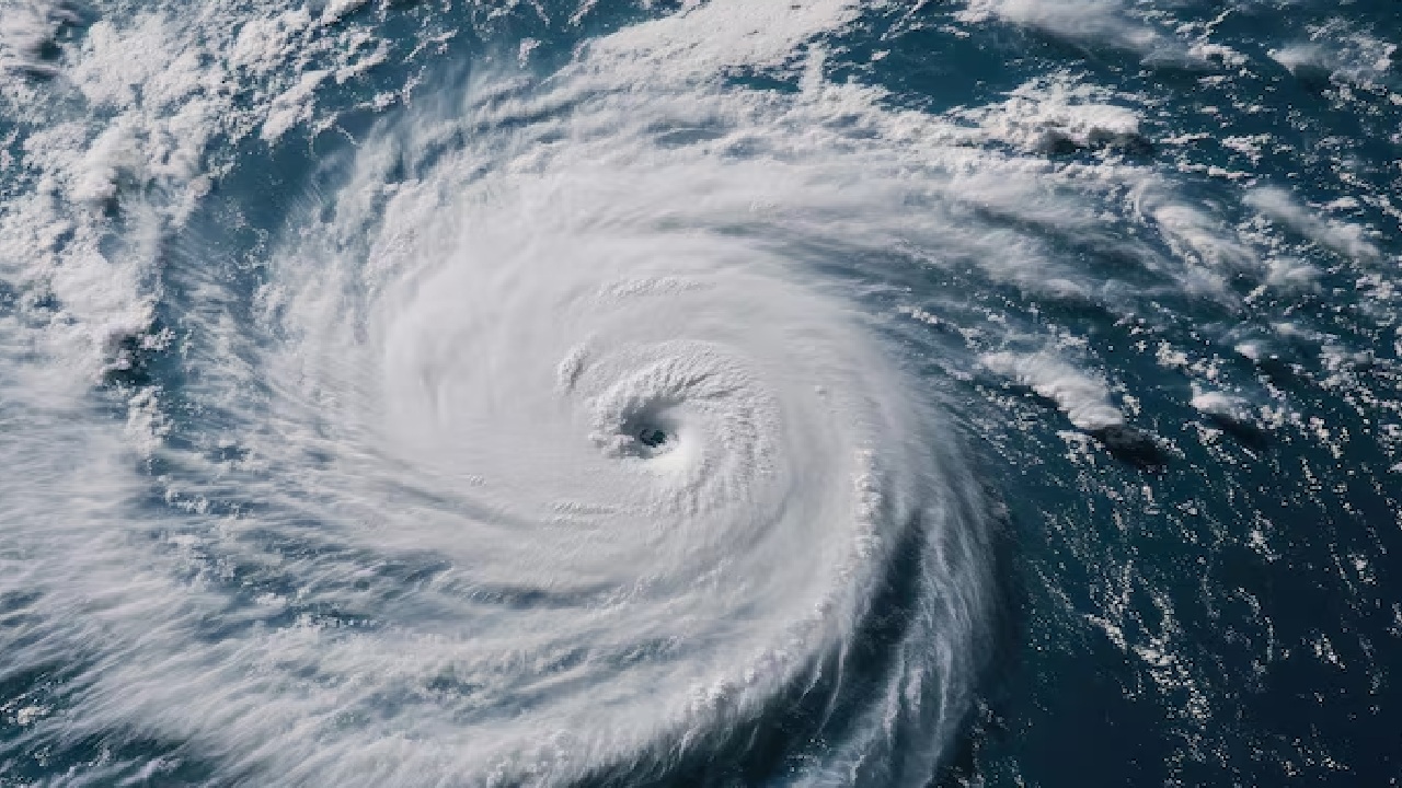 Cyclone Brewing in Bay of Bengal, IMD Warns Storm On October 26; Heavy Rain Continued in Kerala, Tamil Nadu Cyclone Brewing in Bay of Bengal, IMD Warns Storm On October 26; Heavy Rain Continued in Kerala, Tamil Nadu