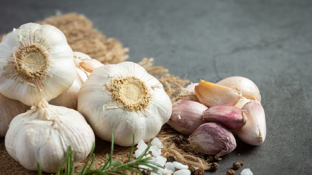 Is Eating Raw Garlic Good for You? Know Pros and Cons